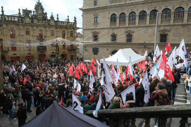 Archivo - Miembros del comité intercentros de la Corporación de Radio e Televisión de Galicia (CRTVG) se manifiestan contra la manipulación informativa de la Xunta y el Partido Popular, a 6 de noviembre de 2022, en Santiago de Compostela, A Coruña, Galici