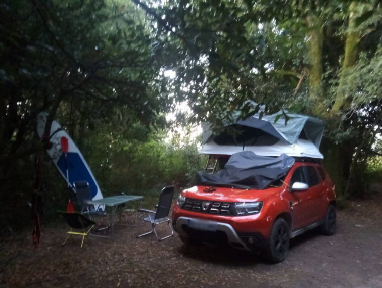 Avalancha de camping ilegal está destrozando los bosques costeros de Arousa, alertan ecologistas