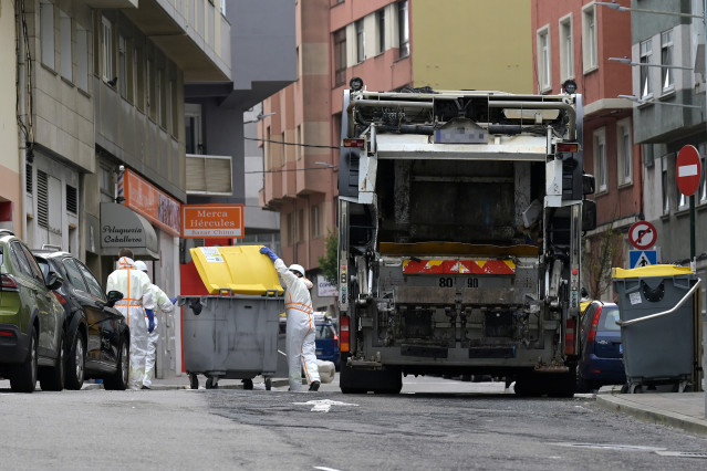 Operativo de limpieza durante la emergencia sanitaria en A Coruña por la acumulación de basura