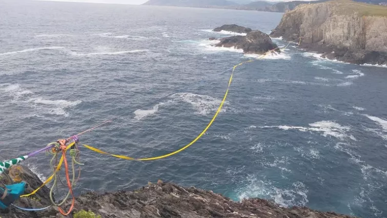 Funambulistas desafían el peligro entre los acantilados de Punta Frouxeira hasta que llega la Policía