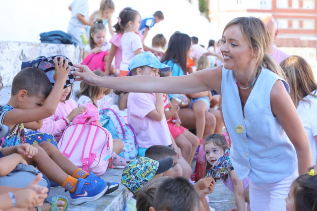 La conselleira Fabiola García visita a los niños participantes en el campamento de verano de Noia.