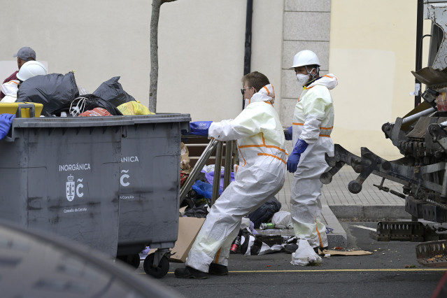 Operativo de limpieza durante una emergencia sanitaria por la basura acumulada en A Coruña