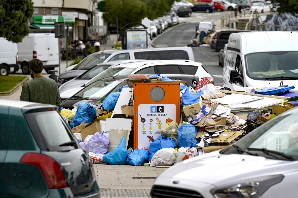 Basura amontonada junto a los contenedores durante la huelga de basura en A Coruña