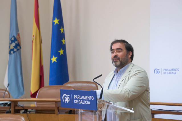 El portavoz del PPdeG en el Parlamento, Alberto Pazos Couñago, en una rueda de prensa en la Cámara gallega.