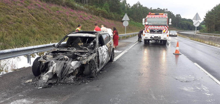 Extinguido el incendio de un vehículo en la AG-55 en A Laracha