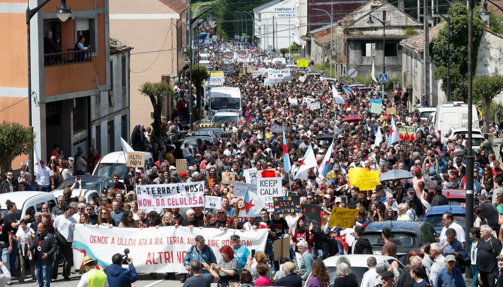 Archivo - Cientos de personas protestan durante una manifestación contra la empresa de celulosa Altri, a 26 de mayo de 2024, en Palas de Rei, Lugo, Galicia.