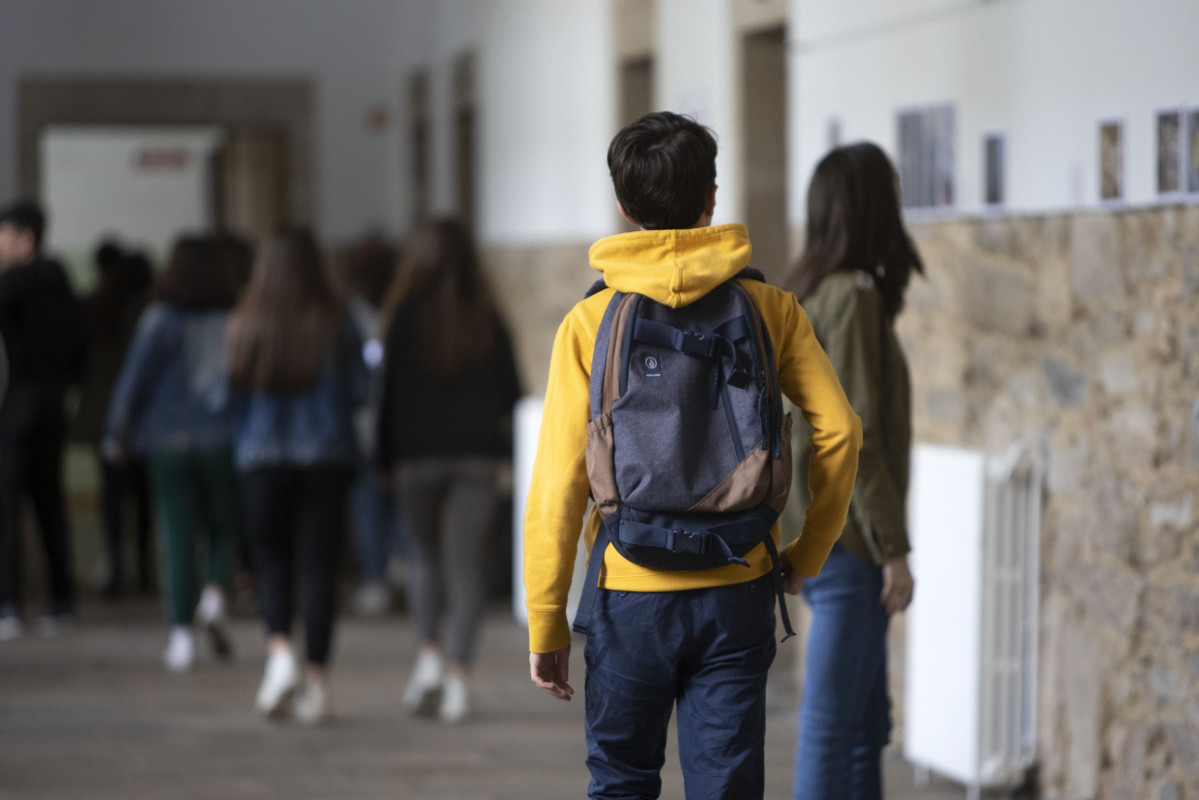 Archivo - Alumno en un instituto de Galicia.