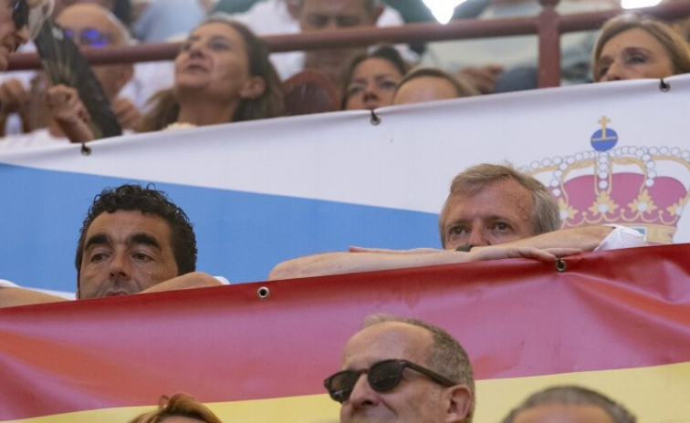 Animalistas censuran la presencia de Alfonso Rueda y Luis López en la corrida de toros de Pontevedra