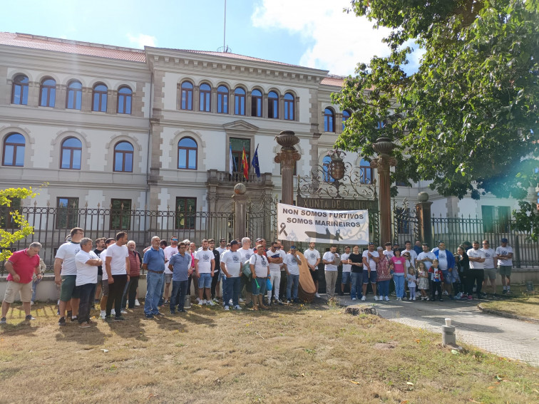 Protesta de mariscadores ante la Xunta por el 