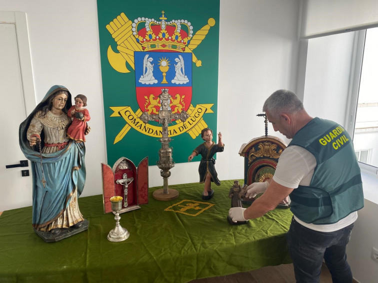 Recuperan una cruz de plata del siglo XVII desaparecida en A Terra Chá que escondía un vecino en Monforte