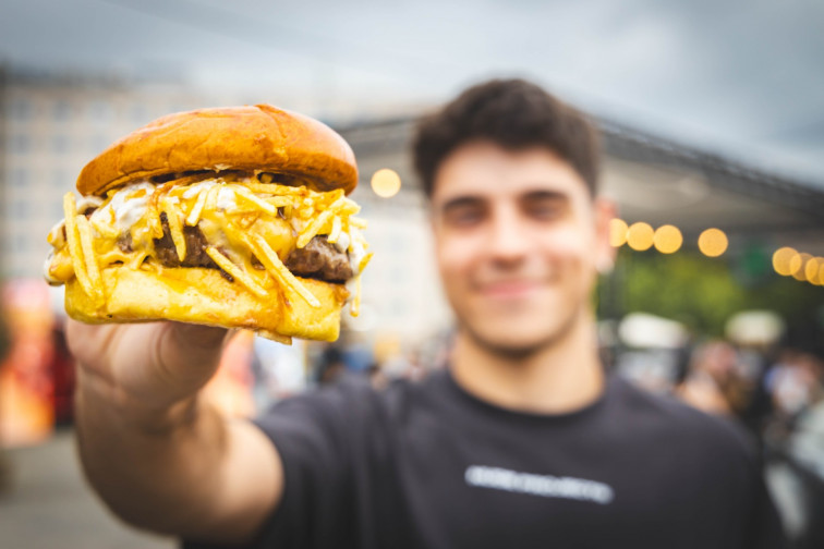 The Champions Burger arrasa en A Coruña, con toda la carne al fuego antes de aterrizar en Vigo