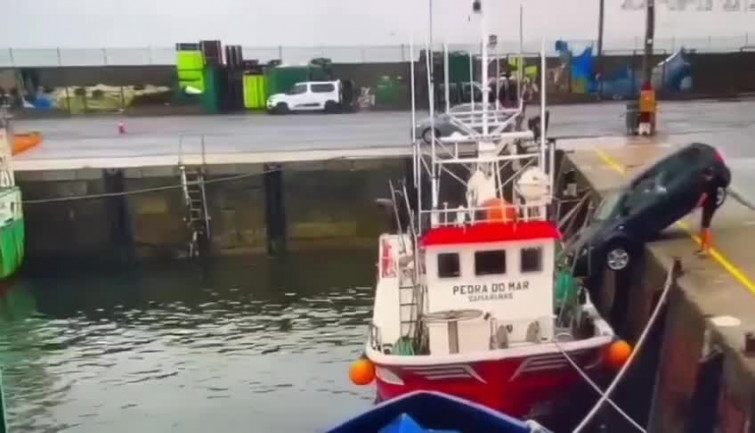 (VÍDEO) Se olvida de poner el freno de mano y su coche acaba en el fondo del puerto de Camariñas