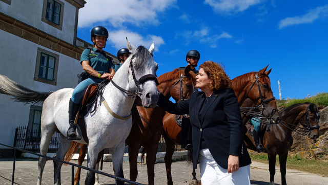 La subdelegada del Gobierno en A Coruña, María Rivas, junto a integrantes del escuadrón de caballería de la Guardia Civil