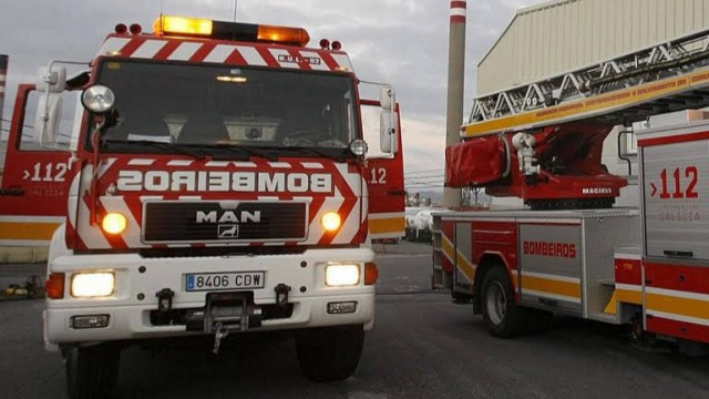 Un incendio en un edificio obliga al traslado de cuatro personas en A Coruña