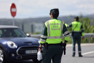 Archivo - Dos agentes de la Guardia Civil en un control de tráfico en el kilómetro 34 de la A-1, el día que comienza la operación salida del puente de mayo 2022, a 29 de abril de 2022, en Madrid (