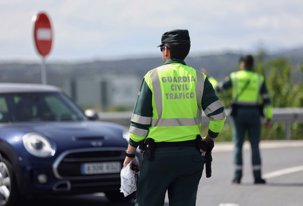 Archivo - Dos agentes de la Guardia Civil en un control de tráfico en el kilómetro 34 de la A-1, el día que comienza la operación salida del puente de mayo 2022, a 29 de abril de 2022, en Madrid (