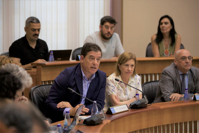 El portavoz del Grupo Parlamentario Socialista, José Ramón Gómez Besteiro, interviene en el Parlamento gallego