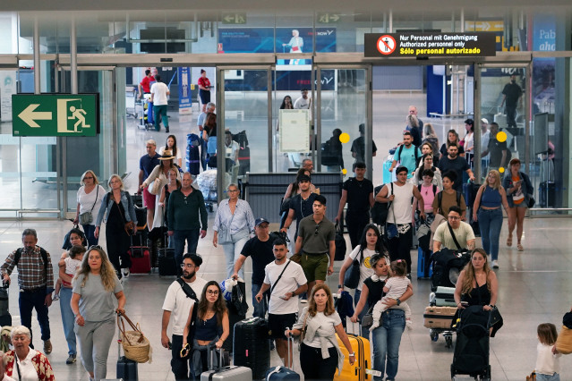 Archivo - Imágenes de turistas a su llegada al aeropuerto de Málaga-Costa del Sol, a 1 de julio de 2024, en Málaga, Andalucía.