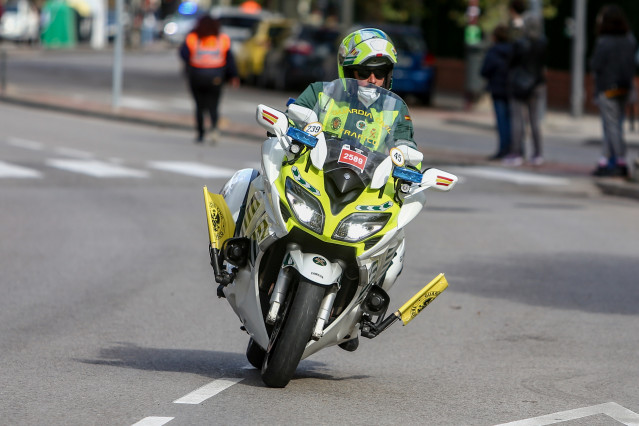 Archivo - Una moto de la Guardia Civil de Tráfico durante el paso de la Vuelta Ciclista a España por Pozuelo de Alarcón (Madrid), en Madrid (España), a 8 de noviembre de 2020. Este paso por Pozuelo forma parte de la etapa final de la 75ª edición de la Vue