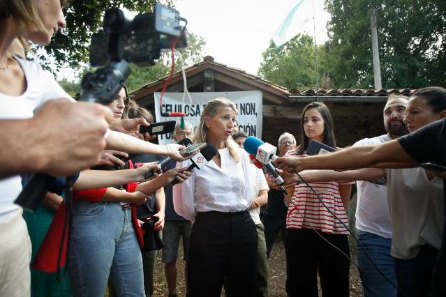 La vicepresidenta segunda y ministra de Trabajo y Economía Social, Yolanda Díaz (c), atiende a los medios de comunicación tras su reunión con representantes de la Plataforma Ulloa Viva, a 20 de agosto de 2024, en Agolada, Pontevedra, Galicia (España). Yol