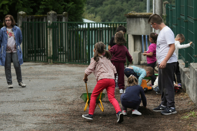 Archivo - Alumnos juegan en el patio del colegio el día que arranca el curso escolar en Galicia, en el CEIP Eduardo Cela Vila de Triacastela, a 8 de septiembre de 2022, en Triacastela, Lugo, Galicia (España). El curso escolar 2022-2023 ha comenzado en Gal