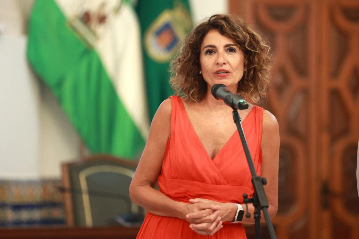 La vicepresidenta primera del Gobierno y ministra de Hacienda, María Jesús Montero, atiende a los medios durante la visita institucional al Ayuntamiento de Rota.