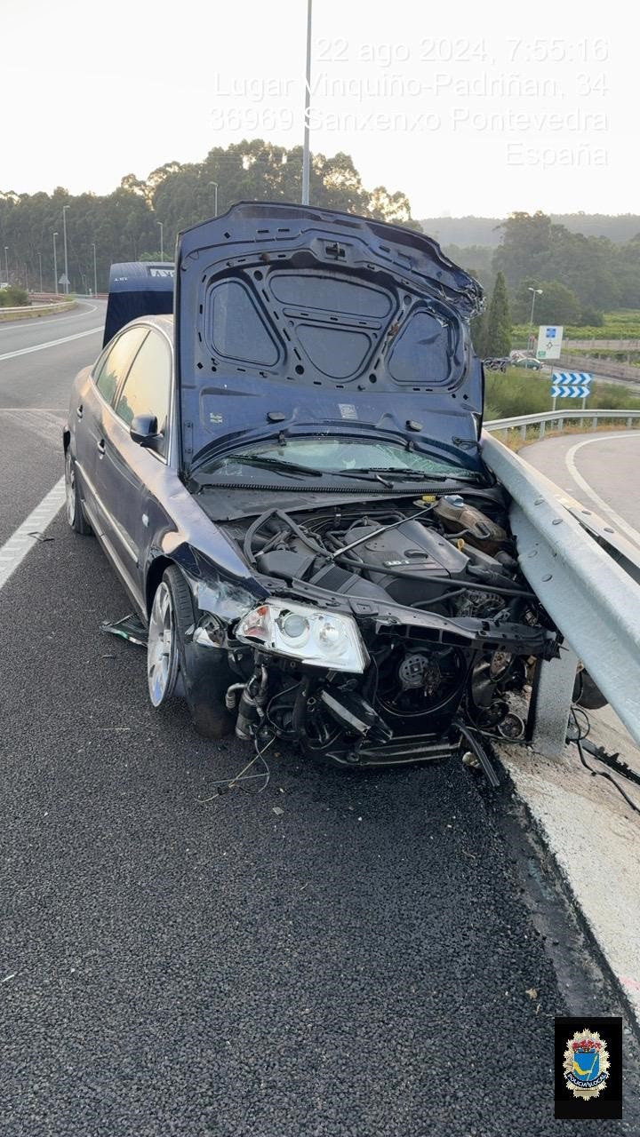 Se busca a los ocupantes de este coche que se dieron a la fuga tras un accidente en Sanxenxo