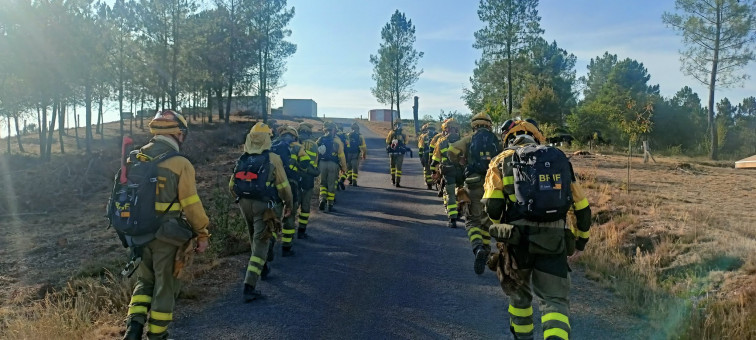 El incendio de Oseira (Cea), apagado, y los de San Cibrao das Viñas, controlados