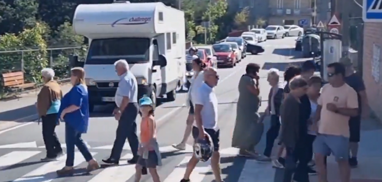 Vecinos de Cangas atascan el tráfico para protestar contra los turistas que “aparcan donde quieren”