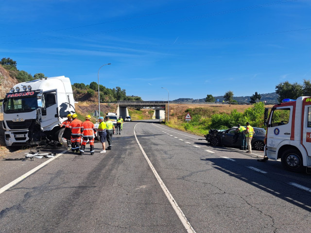 Accidente entre un camión y un coche en San Cibrao das Viñas (Ourense)