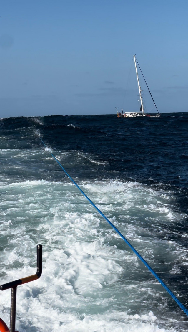 Actuación de Salvamento Marítimo por interacción con orcas de un velero a 6,5 millas de  O Roncudo