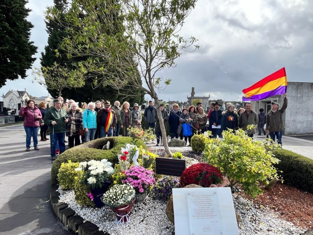 Familiares de personas lucenses represaliadas por el franquismo se concentran en el cementerio municipal de San Froilán, en Lugo, junto a la glorieta donde consideran que debe de ser instalado el memorial en recuerdo de las víctimas.