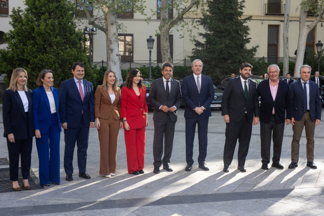 Archivo - La secretaria general del PP, Cuca Gamarra (2i); el presidente de la Junta de Castilla y León, Alfonso Fernández Mañueco (3i); la presidenta de la Junta de Extremadura, María Guardiola (4i); la presidenta de la Comunidad de Madrid, Isabel Díaz A