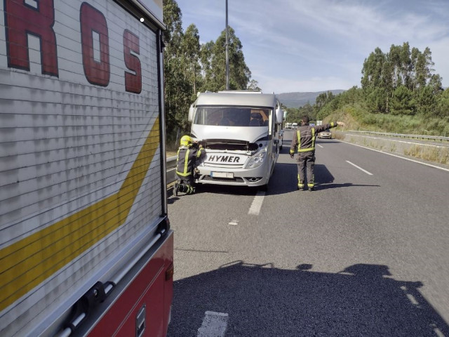 Avería de una autocaravana en la AG-11 a su paso por Rianxo (A Coruña).