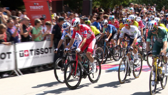 Salida de la 10 etapa de la Vuelta Ciclista a España 2024 en Ponteareas (Pontevedra)