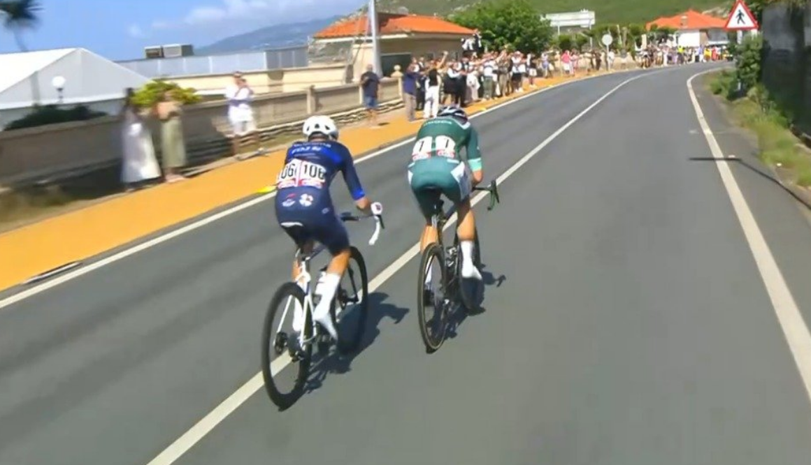 Pacher y van Aaert luchando por la victoria en los u00faltimos minutos de la etapa de la Vuelta en Baiona en una imagen de la organizaciu00f3n