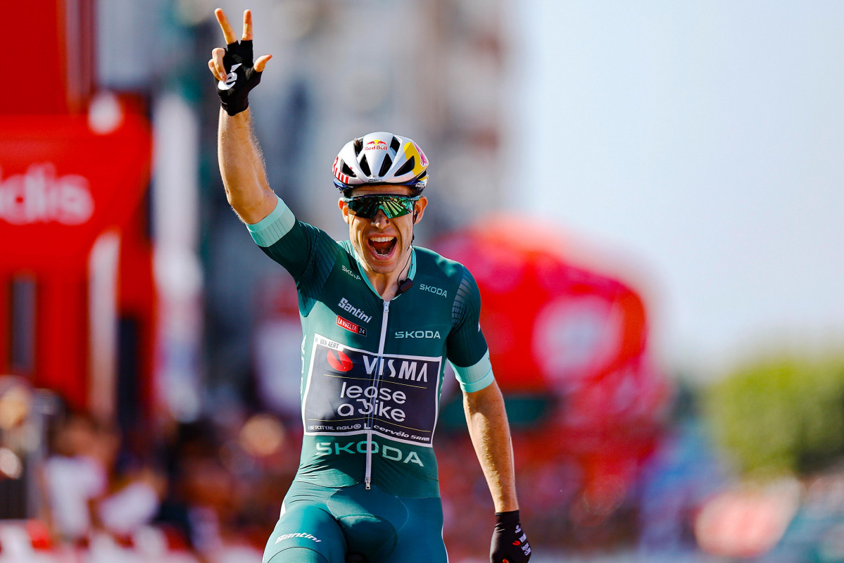 Van Aaert celebrando la victoria en  la Vuelta en Baiona en una imagen de la organizaciu00f3n