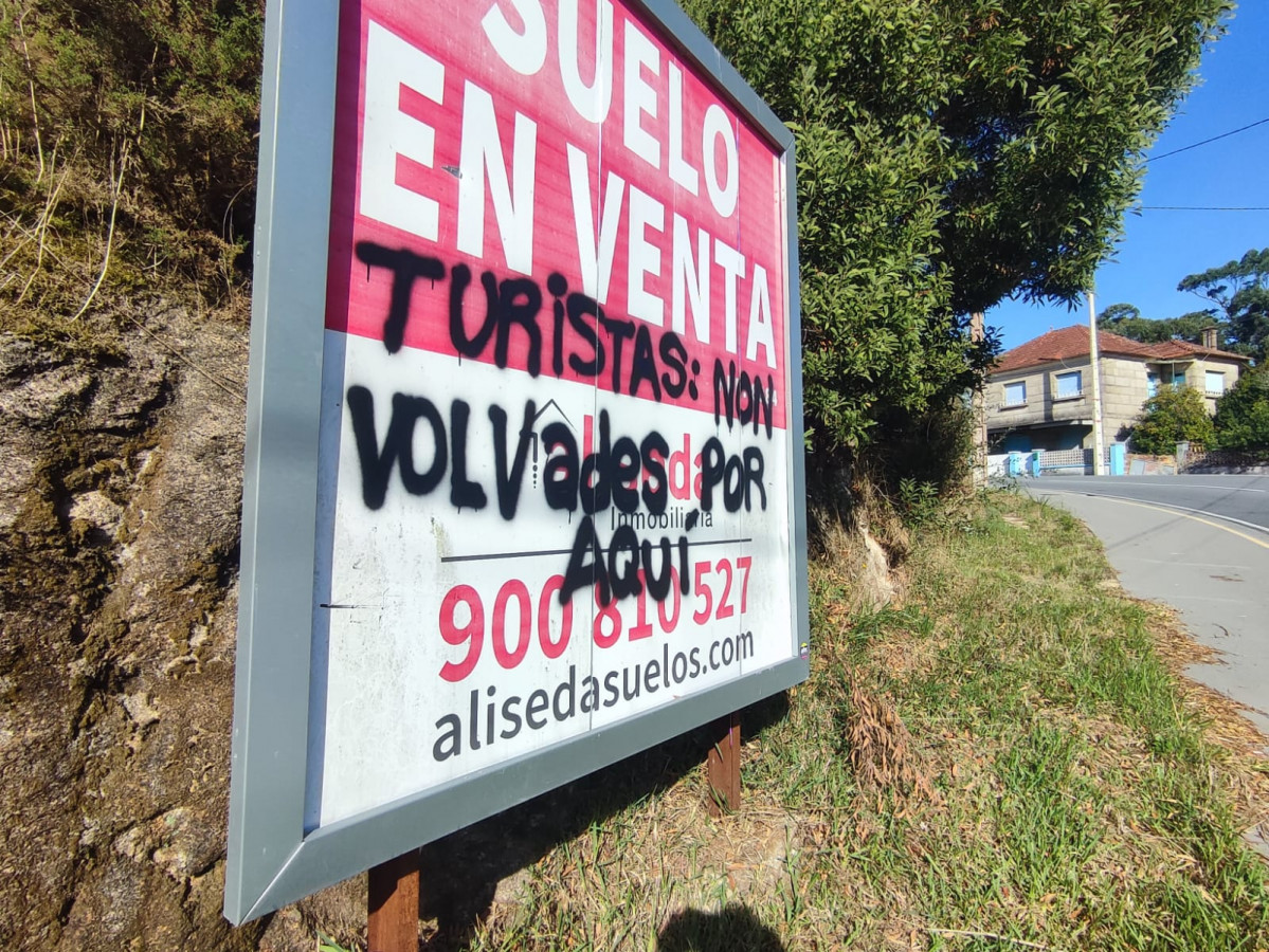 Cartel contra los turistas en O Hu00edo Cangas