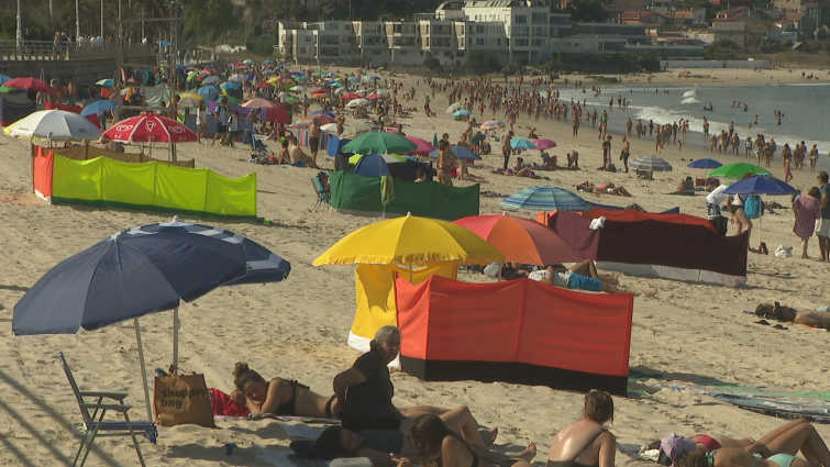 Dos arrestados por tomar fotos de bañistas en las playas de O Vao y Samil en Vigo