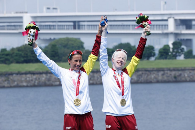 Archivo - Sara Loehr y Susana Rodríguez celebran en el podio su oro en los Juegos Paralímpicos de Tokio