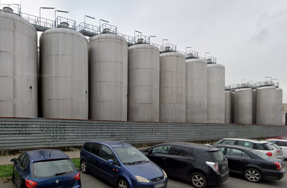 Depositios en la fu00e1brica de Estrella Galicia en una imagen de Google Street View