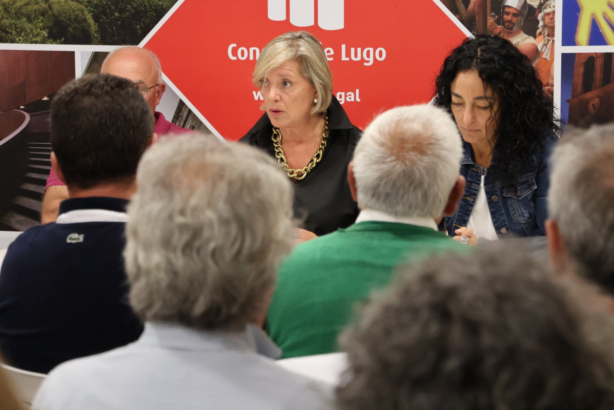 La alcaldesa de Lugo, Paula Alvarellos, durante el transcurso de la reunión mantenida este jueves con miembros de la plataforma 'Lugo...Non quere cheiros' contraria a la instalación de la planta de 