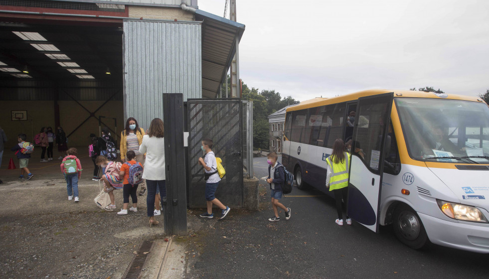 Archivo - Varios niños y niñas entran al CEIP Manuel Mallo de Nadela