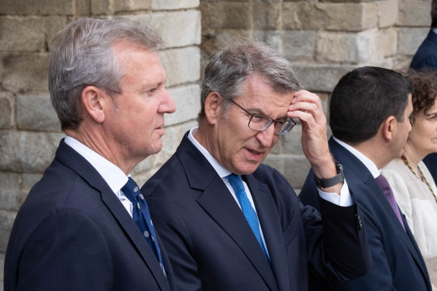 Archivo - (I-D) El presidente de la Xunta de Galicia y del PP de Galicia, Alfonso Rueda; el presidente del Partido Popular, Alberto Núñez Feijóo, y el delegado del gobierno en Galicia, Pedro Blanco, durante la tradicional ofrenda al Apóstol, a 25 de julio