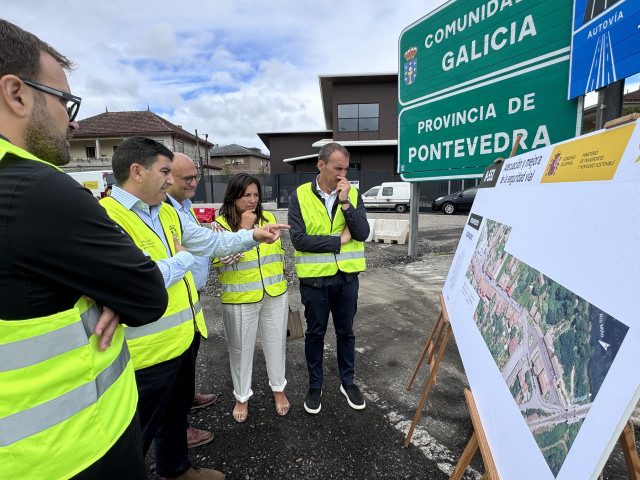 El delegado del Gobierno en Galicia, Pedro Blanco, supervisa las obras de humanización de la Avenida de Portugal en Tui (Pontevedra).