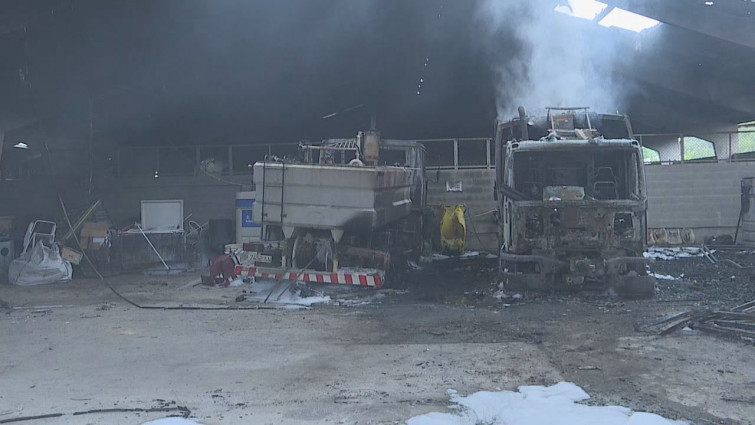 Vehículos y materiales afectados por el fuego en el punto limpio de Escairón, en O Saviñao