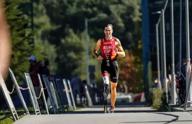 Dani Molina se baña en oro en la modalidad PTS3 del triatlón paralímpico