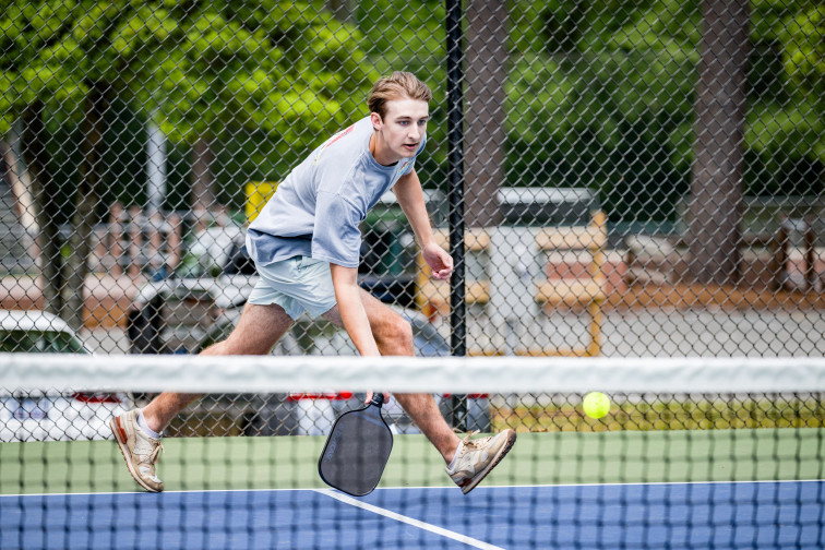 Así es el pickleball, una mezcla de tenis y paddle, cuyo primer campeonato gallego se celebra en Manzaneda