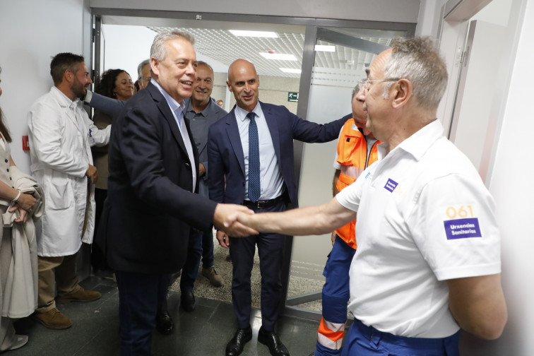 Sanidade corta la cinta inaugural de las nuevas instalaciones del 061 en el Hospital do Salnés