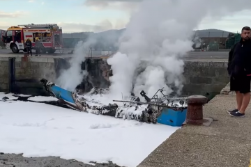 Pesquero ardiendo esta mañana en el muelle de Camariñas en una foto de Sefy Carril Rodríguez